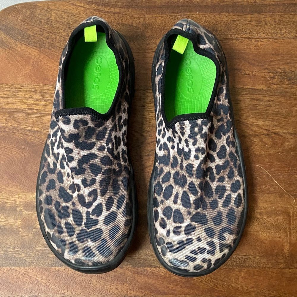 OOFOS Slip-On Leopard Print Sneakers damaged sole